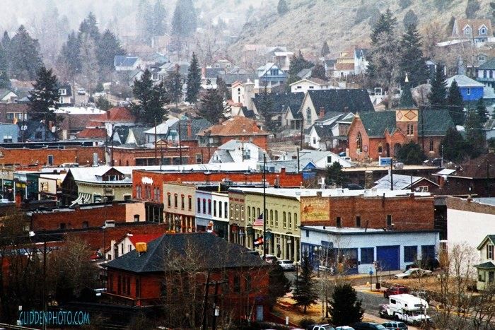 Houses in Idaho Springs on a snow day,